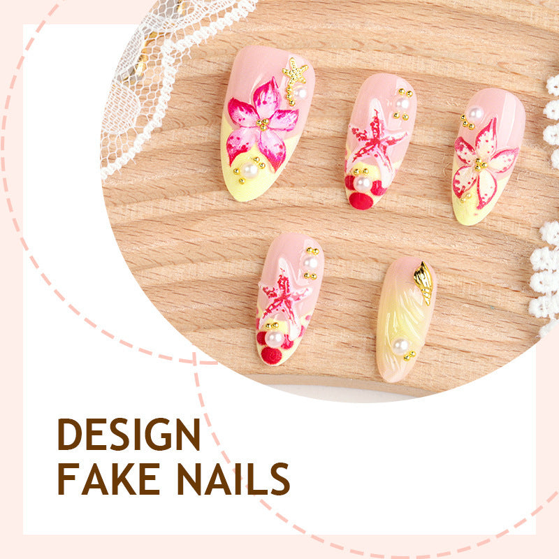 Kunstnagelset mit zarten floralen Verzierungen und Glitzerakzenten Karnz