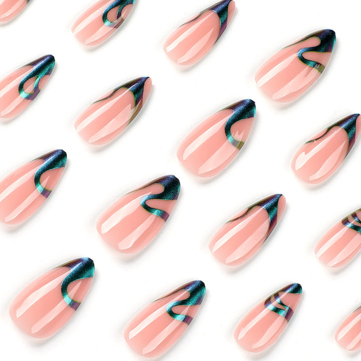 Elegante Nagelkunst mit stilvollen grünen Akzenten und Hochglanzfinish Karnz