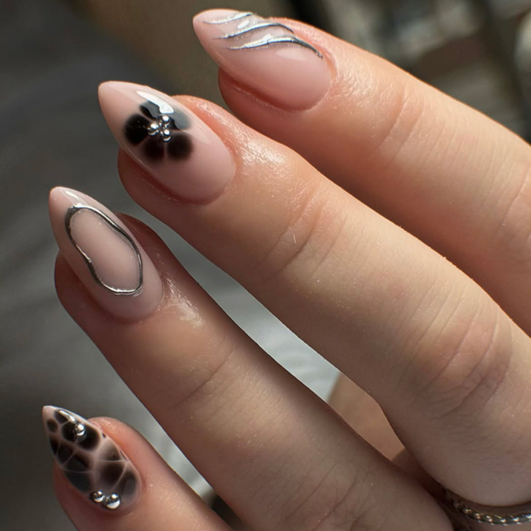 Kreative Nagelkunst mit Glitzerakzenten Karnz