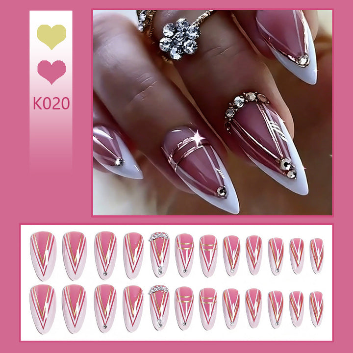 Kunstvolle Nagelspitzen mit Glitzerakzenten Karnz