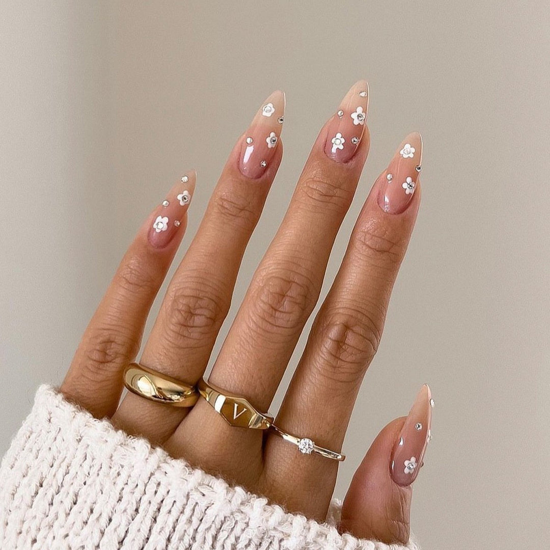 Kunstnagelset mit bunten Blüten und kreativem French-Design Karnz