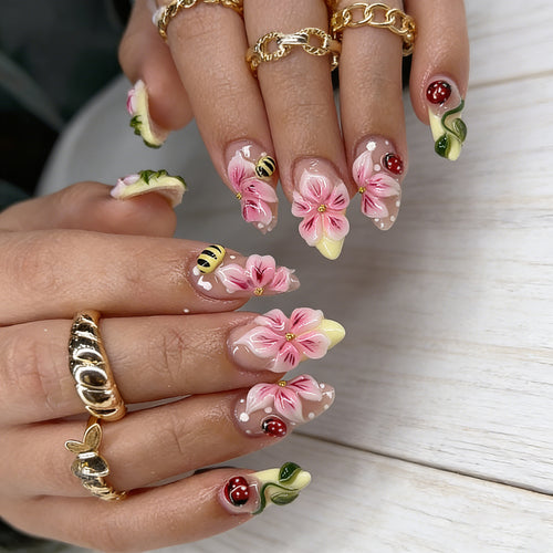 Kunstnagelset mit floralen 3D-Applikationen und Glanzfinish Karnz