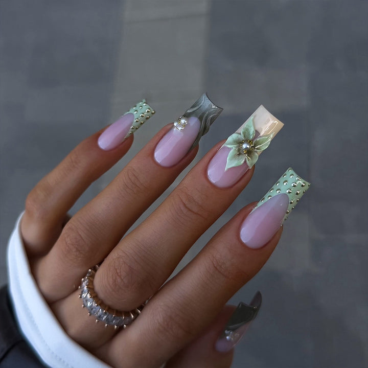 Kreative Kunstnägel mit 3D Floralem Design Karnz