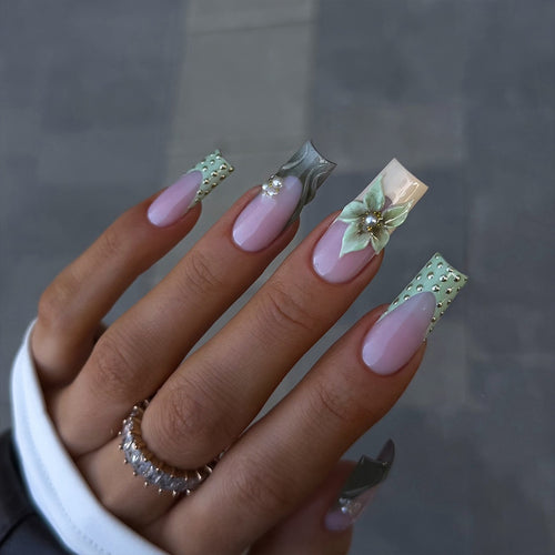 Kreative Kunstnägel mit 3D Floralem Design Karnz