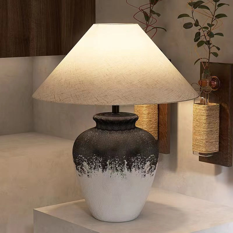 Dekorative Tischlampe mit einzigartigem Keramikfuß