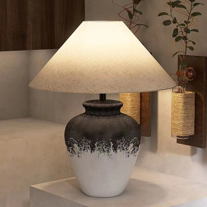 Dekorative Tischlampe mit einzigartigem Keramikfuß