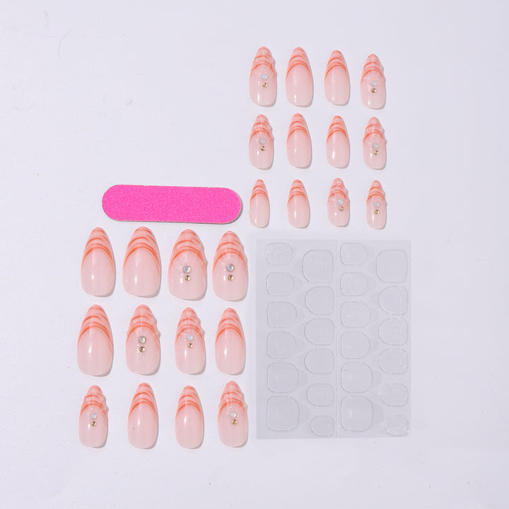 Kunstnagelset mit geschwungenem Spitzenstil und Glitzerakzenten Karnz