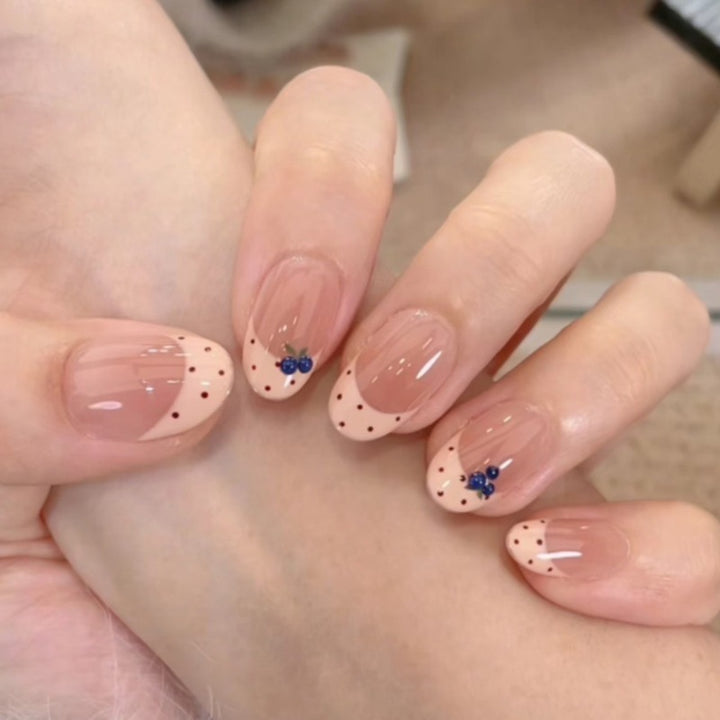 Künstlerisches Press-On-Nagelset mit Beeren- und Punktedesign Karnz