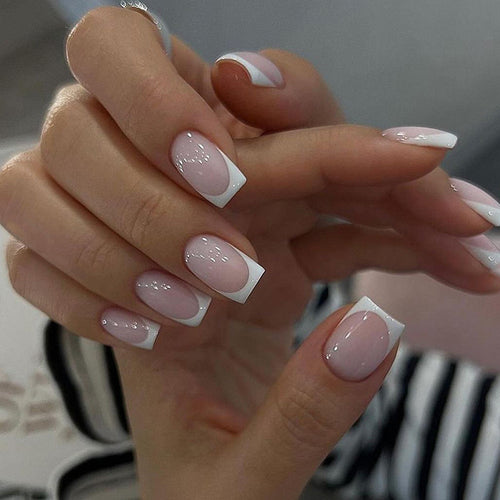 Elegant Maniküre mit Premium Nageldesign Karnz
