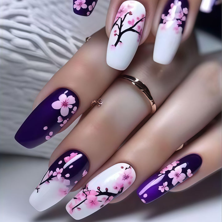 Kunstnagel Set mit floralen Akzenten Karnz