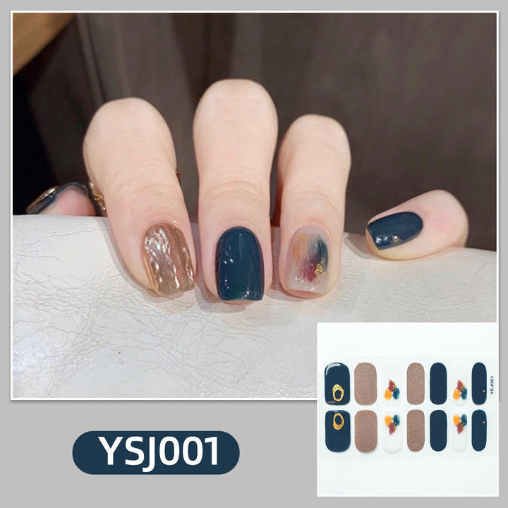 Kunstvolle Nagelverzierung mit Glitzerdetails Karnz
