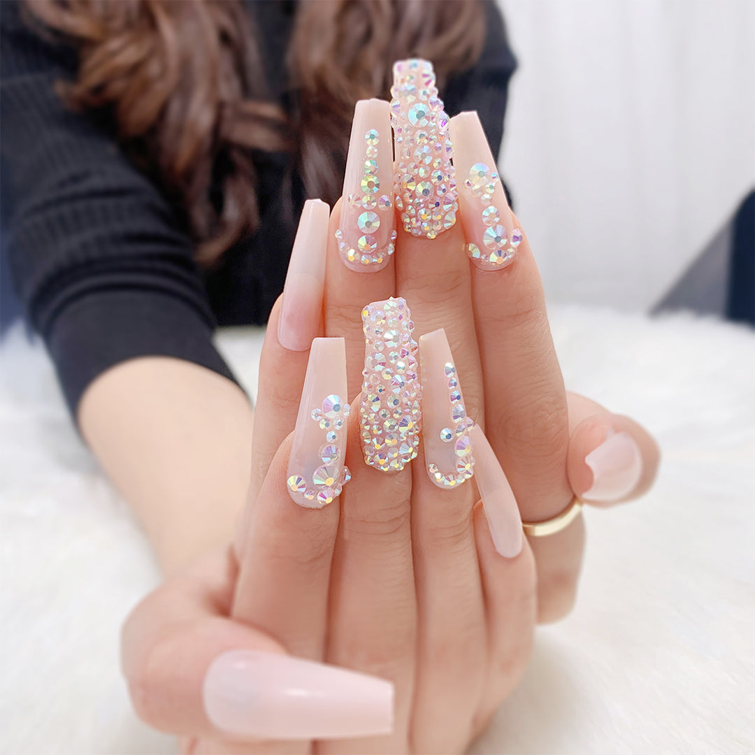 Glamouröse Nagelverlängerungen mit Strass-Akzenten Karnz