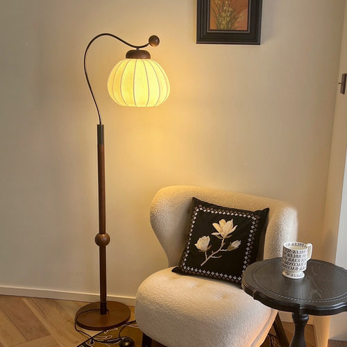 Moderne gebogene Stehlampe mit verstellbarem Schirm