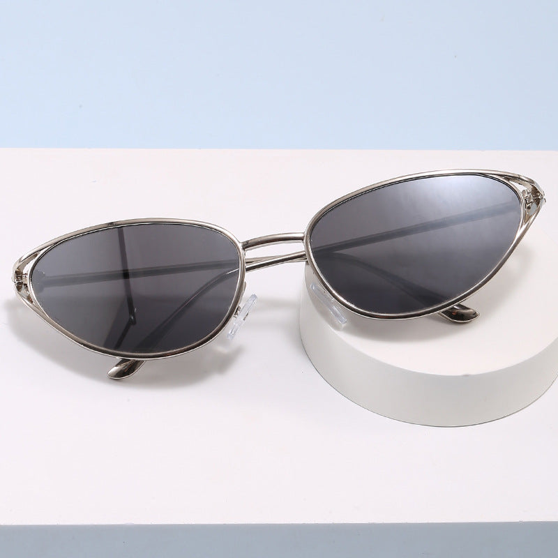 Trendige Cat-Eye Sonnenbrille mit Metallic Rahmen Karnz