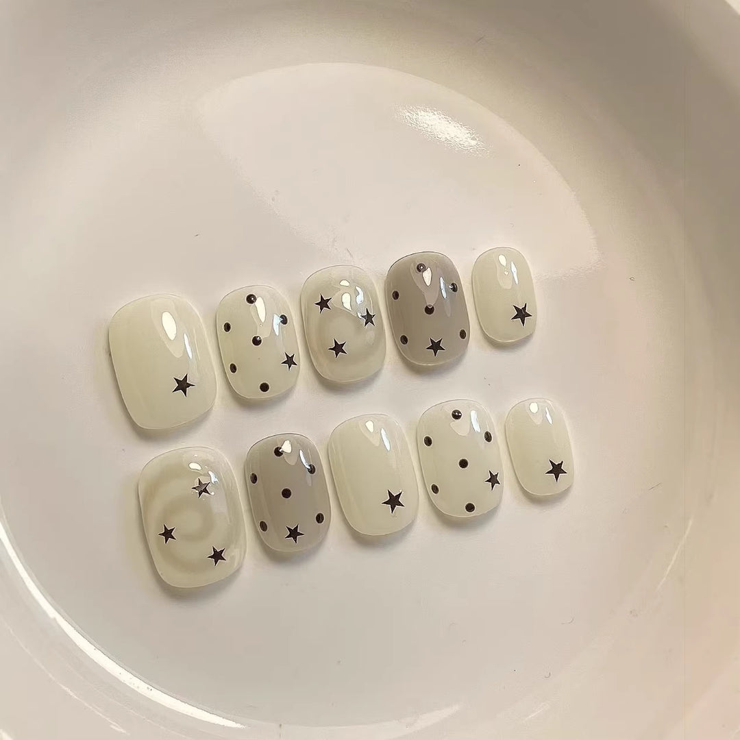 Press-On-Nagelset mit Stern- und Punkt-Designs