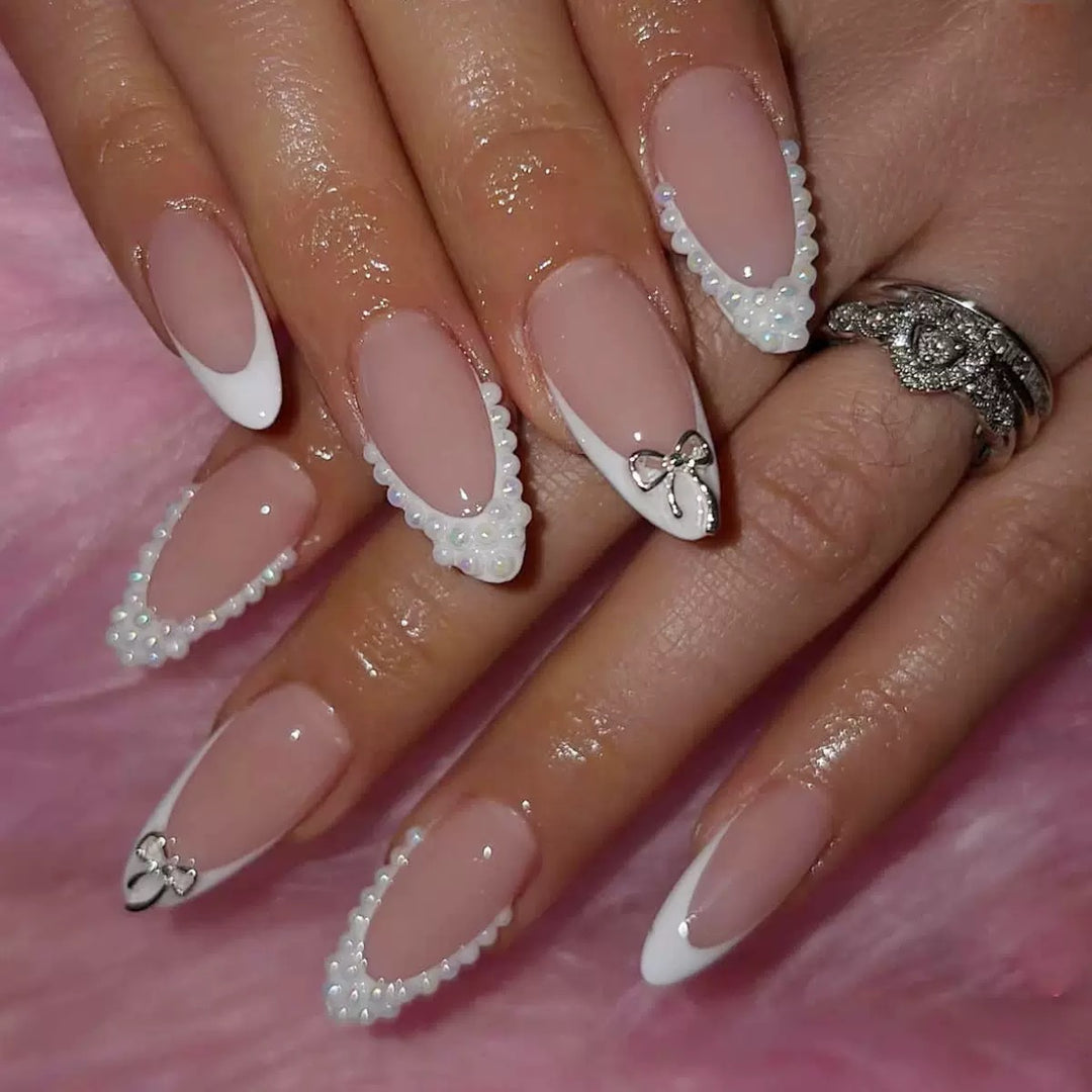 Kunstnagelset mit eleganten Perlen- und Schleifenverzierungen Karnz