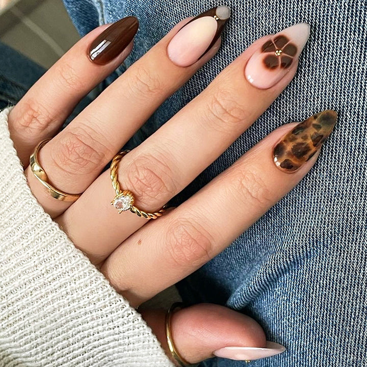 Künstlerisches Press-On-Nagelset mit floralen und tierischen Drucken Karnz