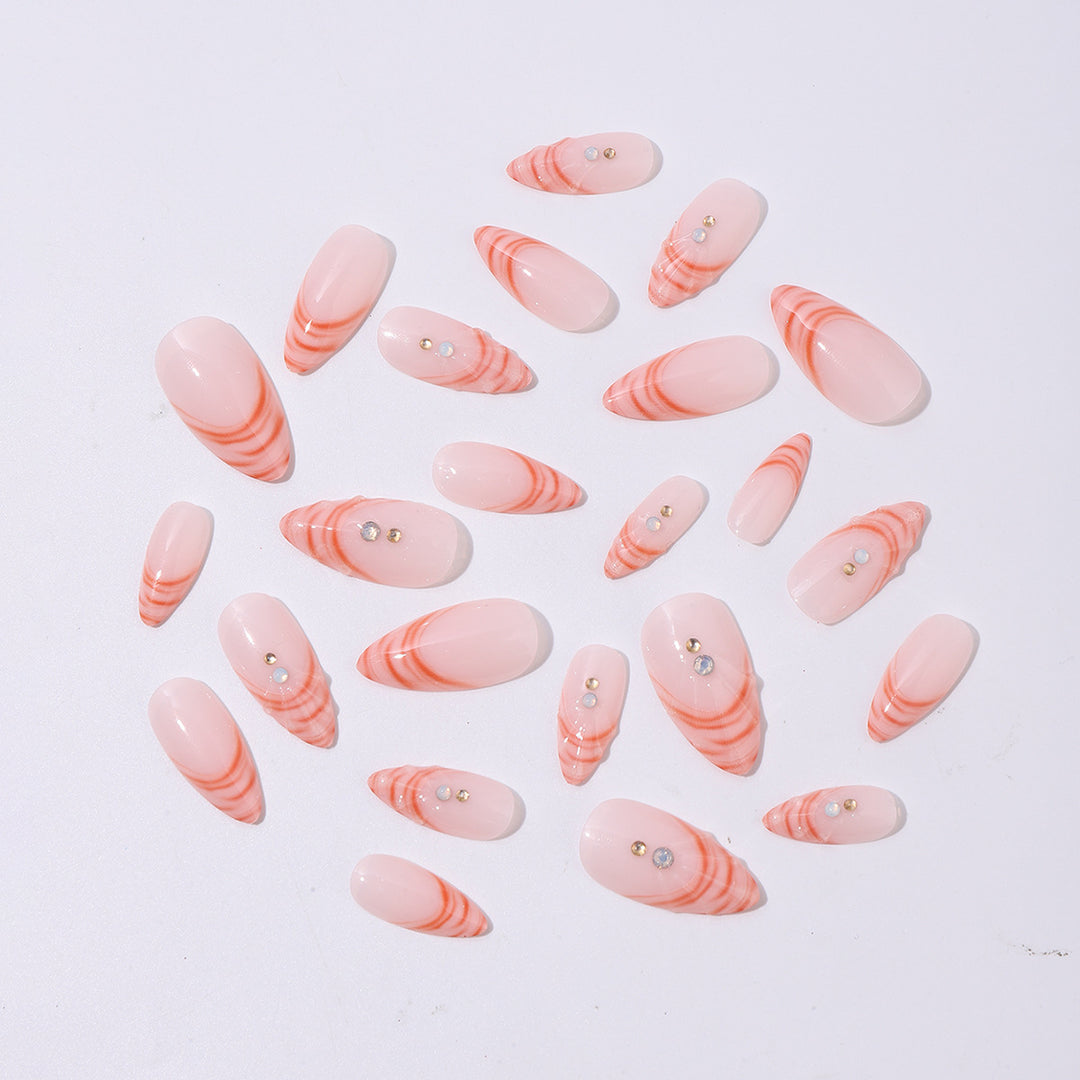 Kunstnagelset mit geschwungenem Spitzenstil und Glitzerakzenten Karnz
