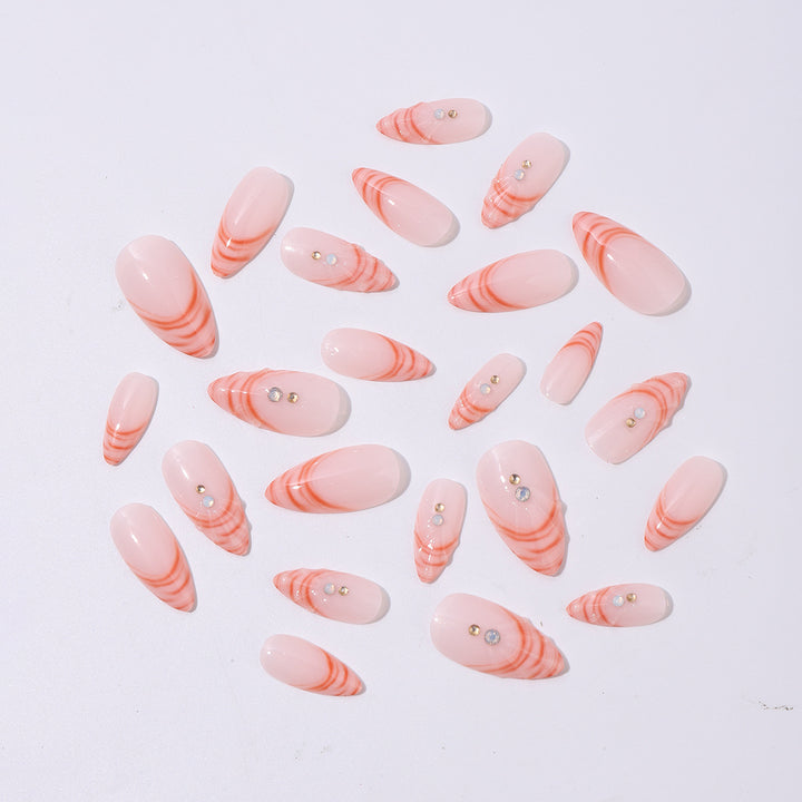 Kunstnagelset mit geschwungenem Spitzenstil und Glitzerakzenten Karnz