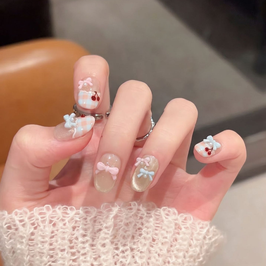 Künstlerisches Stiletto Press-On Nagelset mit einzigartigen Designelementen Karnz