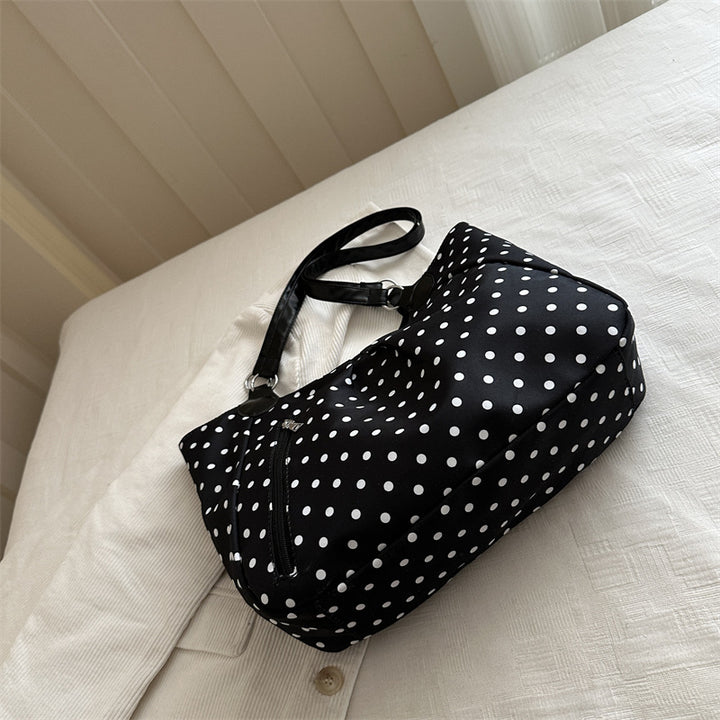 Stylische gepunktete Schultertasche