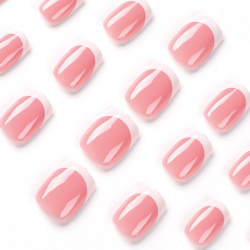 Elegante Nagelkunst mit French Tip Design Karnz