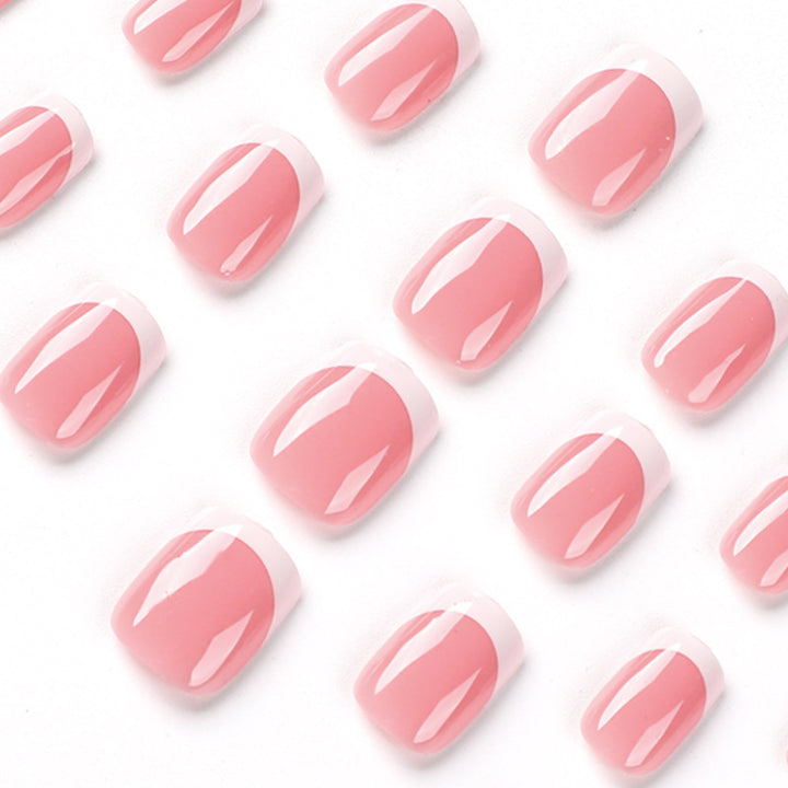 Elegante Nagelkunst mit French Tip Design Karnz