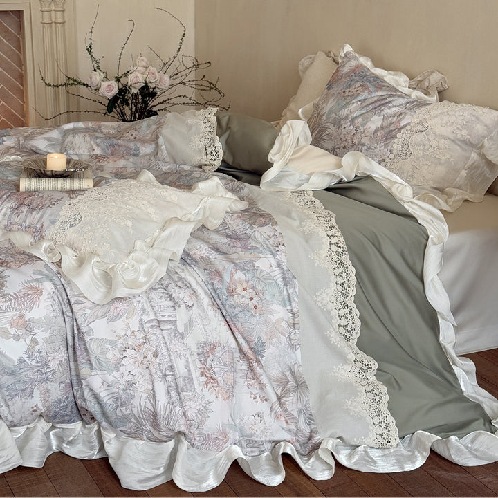 Rüschenaus Spitze besetztes Blumenbettbezugset mit bedrucktem Panel & Rüschenschonern