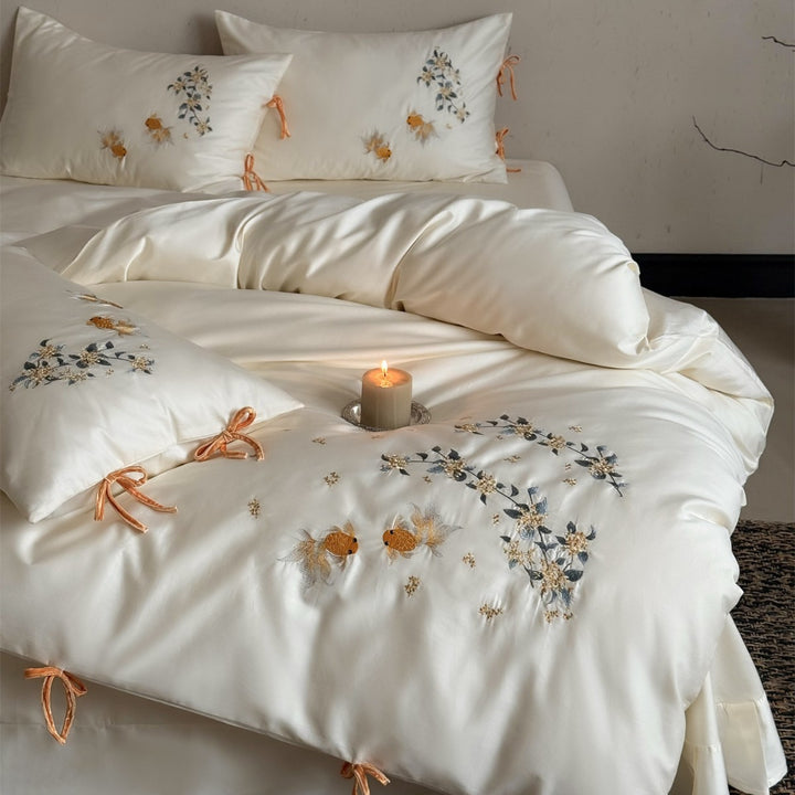 Bestickte Baumwollsatin Bettbezugset mit Goldfisch- und Blumenmotiven sowie samtigen Bindungen