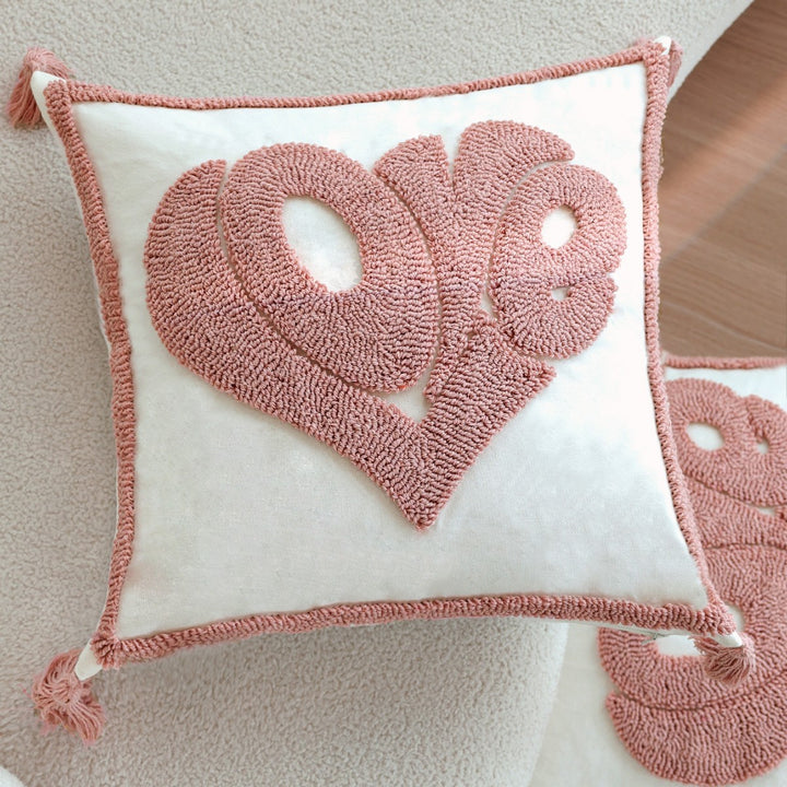 Verspieltes Zierkissen mit Herzen-Design