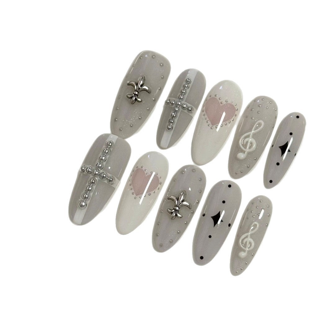 Elegantes Press-On-Nagelkunst-Set mit Charme und Juwelenelementen