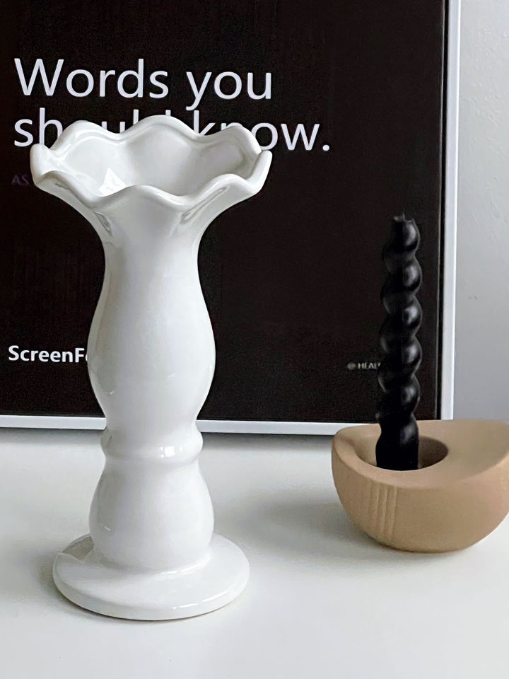 Glänzende skulpturale Keramik-Podest-Bud-Vase mit gewelltem Rand