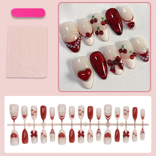 Kunstnagelset mit romantischen Beerendesigns und glamourösen Verzierungen Karnz