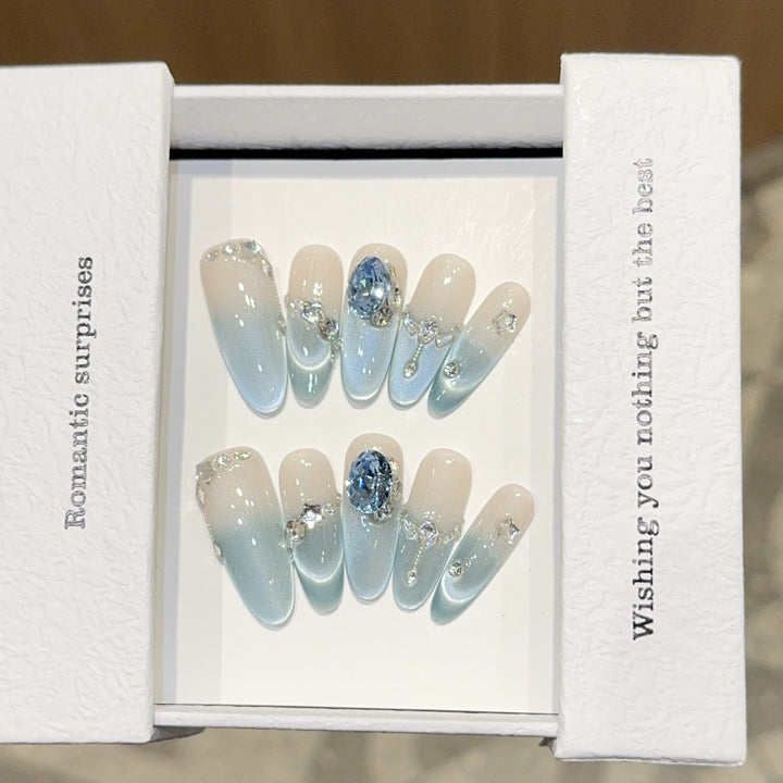 Kunstnagelset mit Romantischem Design und Glitzerelementen Karnz