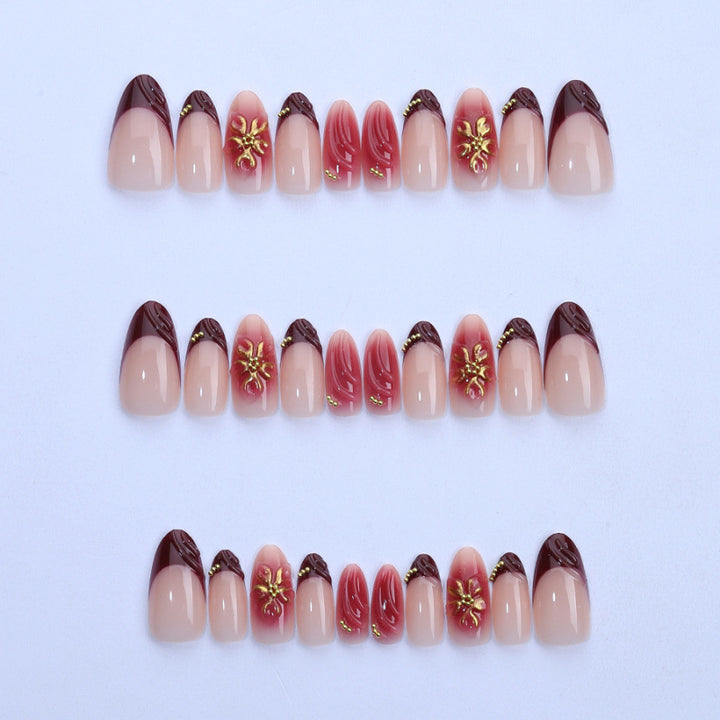 Künstlerisches Press-On-Nagelset mit elegantem floralen Design