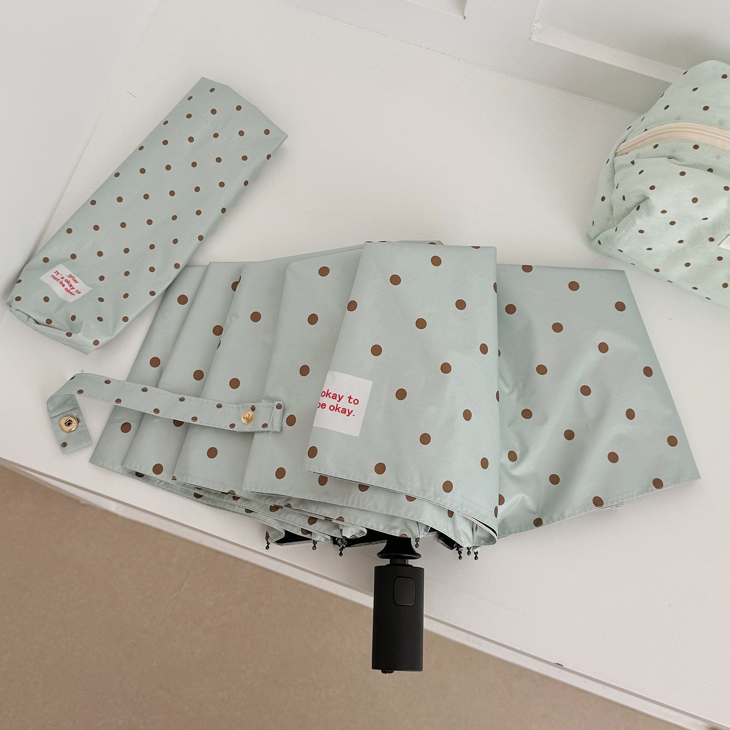 Damen Faltregenschirm mit praktischem Knopfmechanismus und stilvollem Punktedesign Karnz