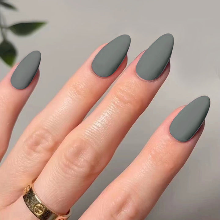 Kunstvolle Stiletto-Nägel im matten Design Karnz