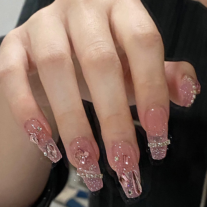 Kunstfingernägel mit Herzmotiv und Glitzerakzenten Karnz