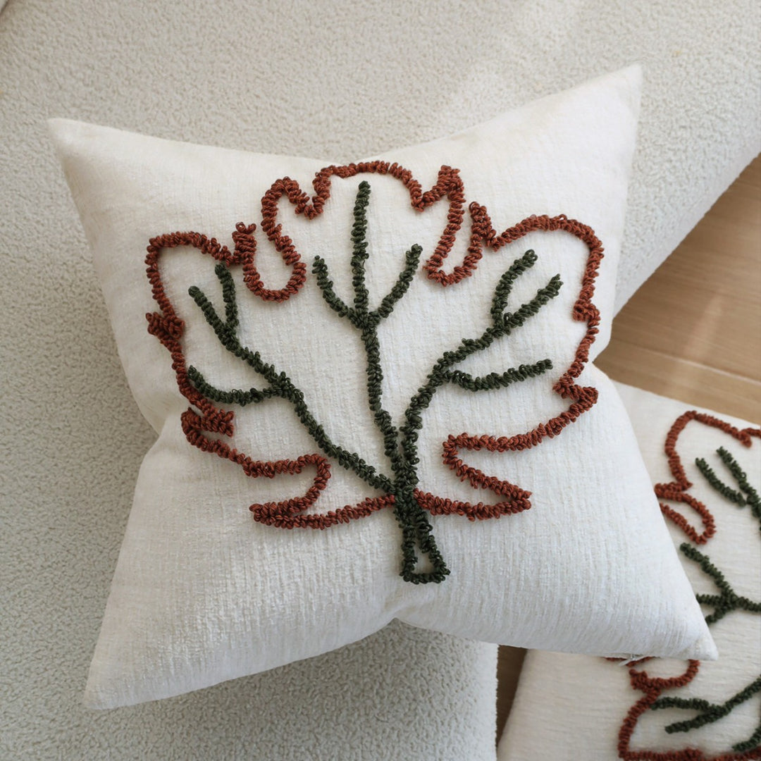 Dekoratives Kissen mit botanischem Blätterdesign