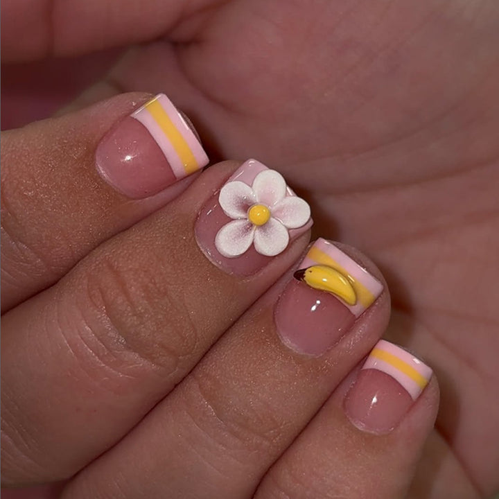 Kunstnagelset mit verspielten Blumen- und Fruchtmotiven Karnz