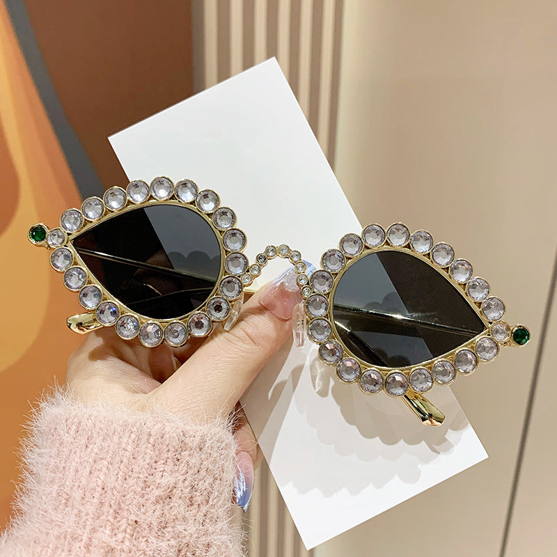 Damen Glamouröse Sonnenbrille mit funkelndem Strass Besatz Karnz
