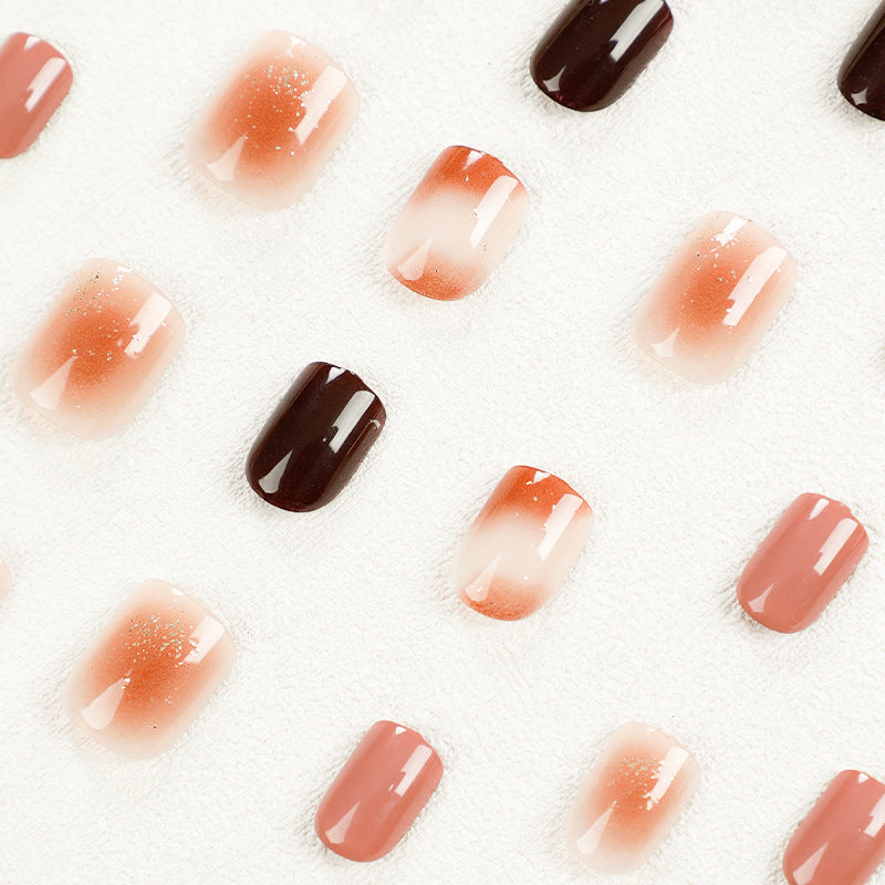 Elegante Nagelkunst mit Glitzer- und Ombre-Effekt Karnz