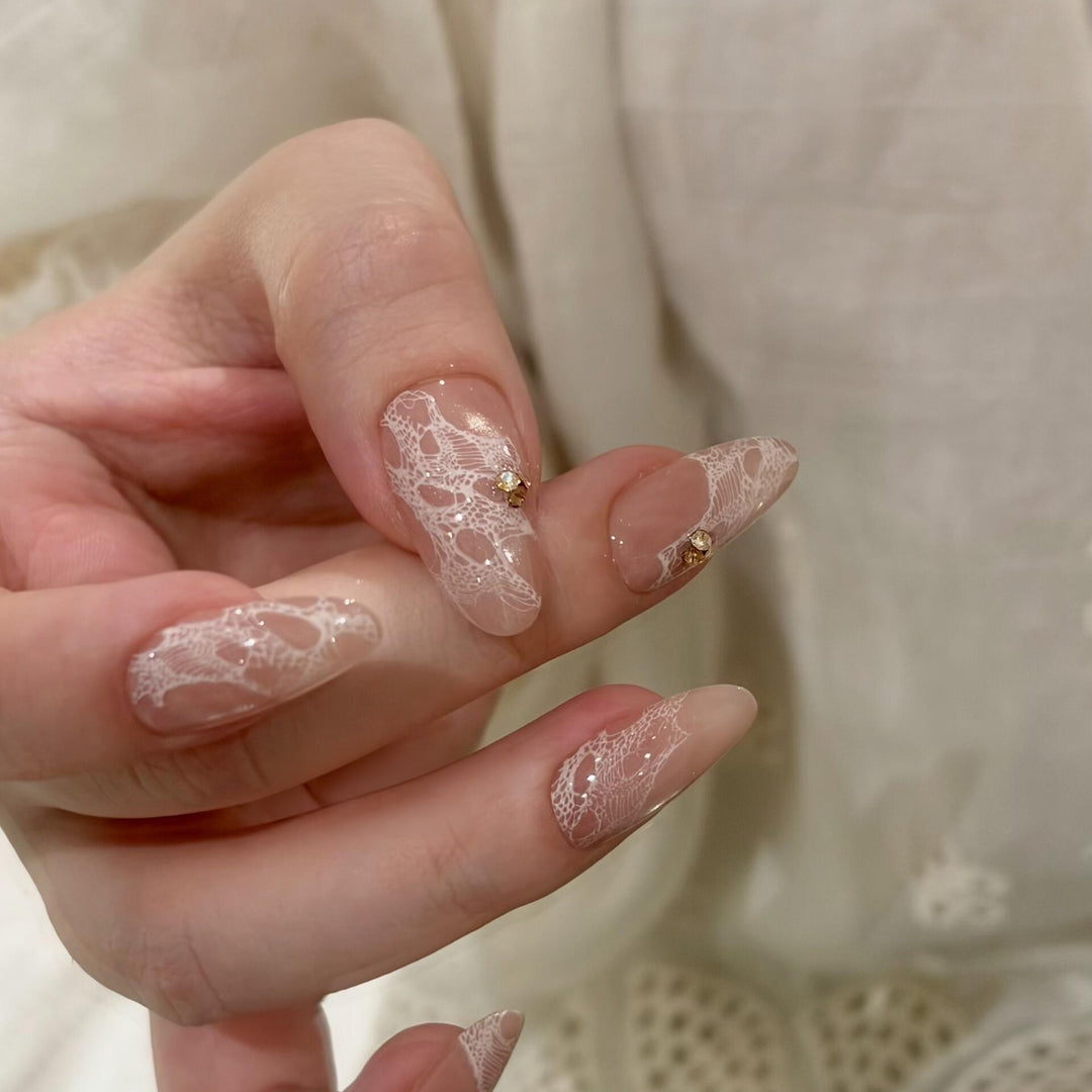 Elegante Kunstnägel mit Spitzen und Glitzer Karnz