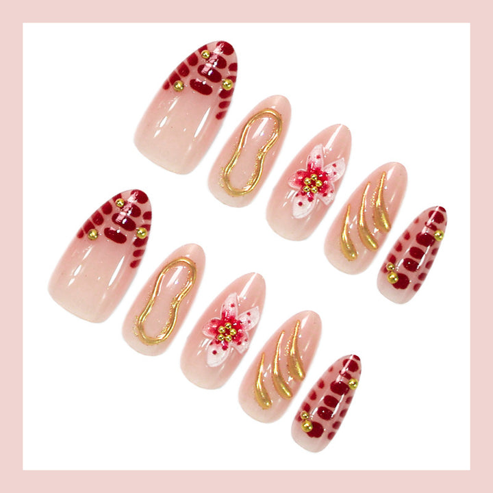 Kreatives Kunstnagelset mit floralen Verzierungen und glamourösen Akzenten Karnz