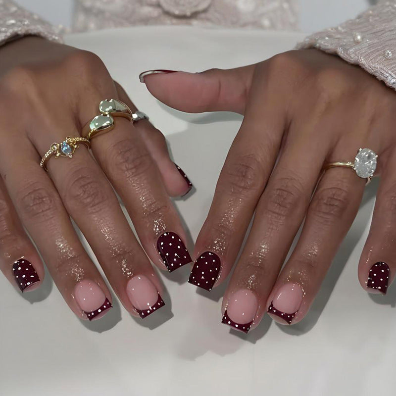 Kunstnagelset mit eleganten französischen Spitzen und verspielten Akzenten Karnz