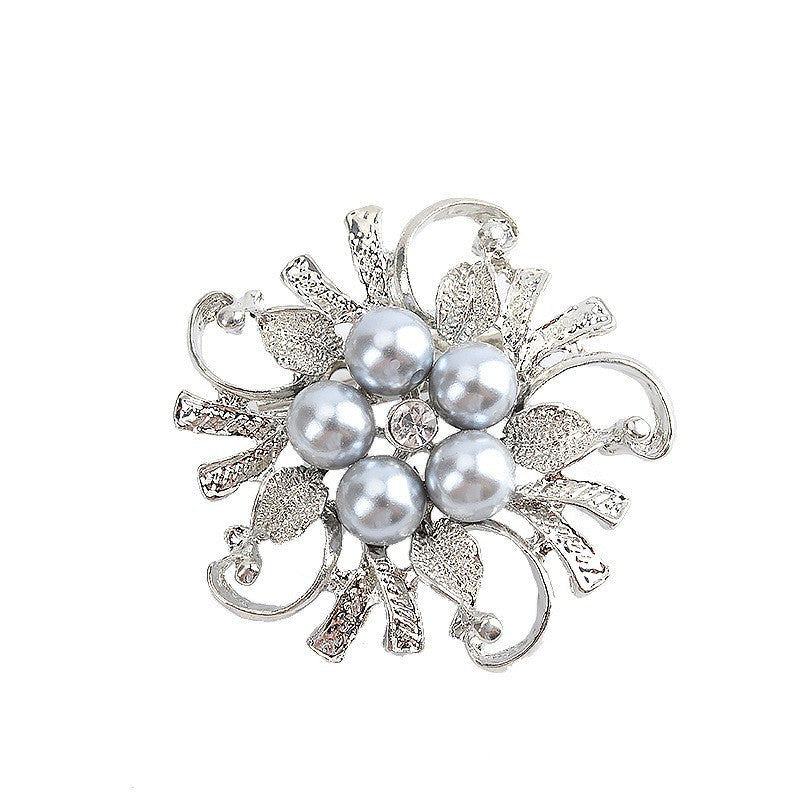 Glamouröse Brosche mit Perlenset Karnz