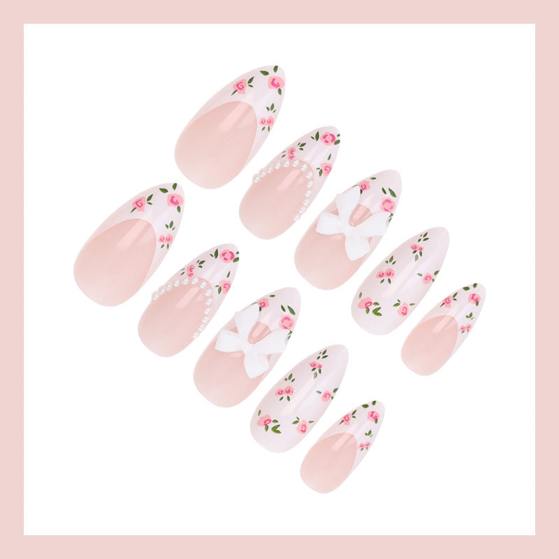 Kunstnagelset mit romantischen Blumenmotiven und eleganten Details Karnz