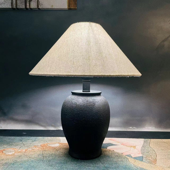 Dekorative Tischlampe mit einzigartigem Keramikfuß