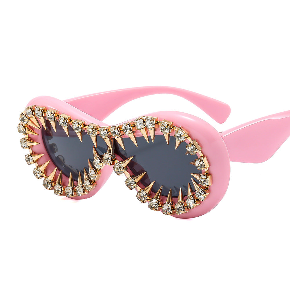 Damen modische Sonnenbrille mit extravaganten Spikes und Kristallverzierung Karnz