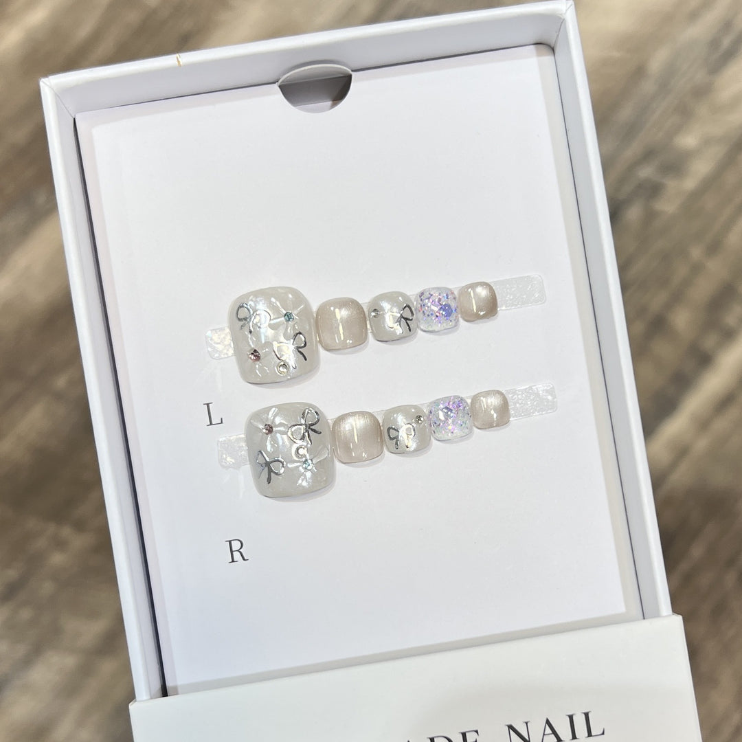 Künstlerisches Press-On-Nagelset mit Glitzer und Blumendesign Karnz